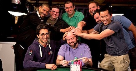 Glatze anfassen, soll Glück bringen: Brock Parker zelebriert seinen Championship-Sieg Brock Parker