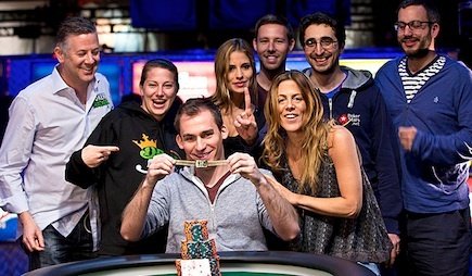 Justin Bonomo feiert sein Bracelet Justin Bonomo