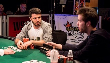Dave D’Alesandro und Dominik Nitsche im Heads-Up und beim Begutachten des Bracelets Dave D'Alesandro und Dominik Nitsche