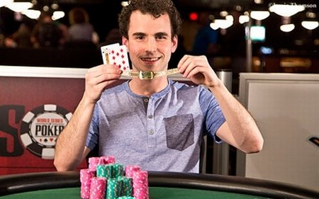 Dan Kelly freut sich über sein zweites Bracelet Dan_Kelly