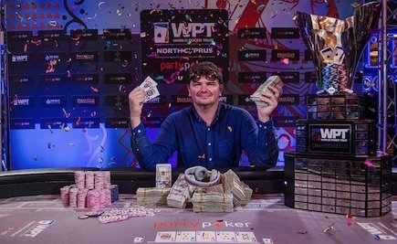 Alexander Lakhov samt Pokal, Preisgeld und Konfetti Alexander Lakhov