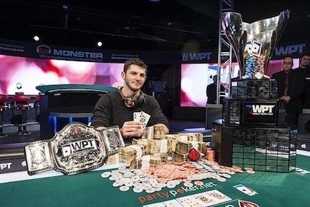 Jonathan Jaffe und die pompöse Trophäe Jonathan Jaffe WPT Montreal