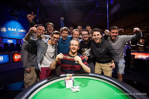 Adrian Apmann feiert sein Bracelet Adrian Apmann feiert sein Bracelet WSOP 2015