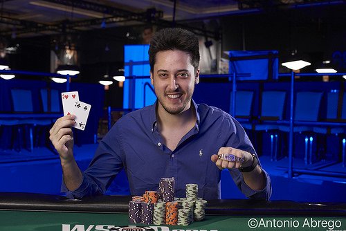 Adrian Mateos mit seinem zweiten Bracelet Adrian Mateos mit seinem zweiten Bracelet