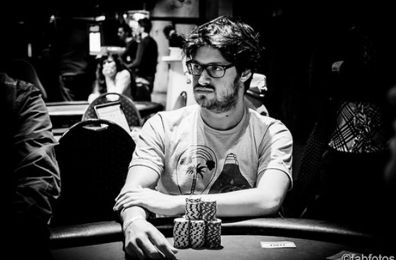 Alex Komaromi ist Chipleader Alex Komaromi ist Chipleader