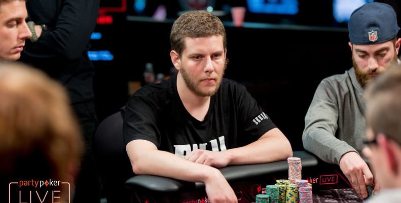 Ari Engel freut sich über seine Führung Ari Engel 2017 720