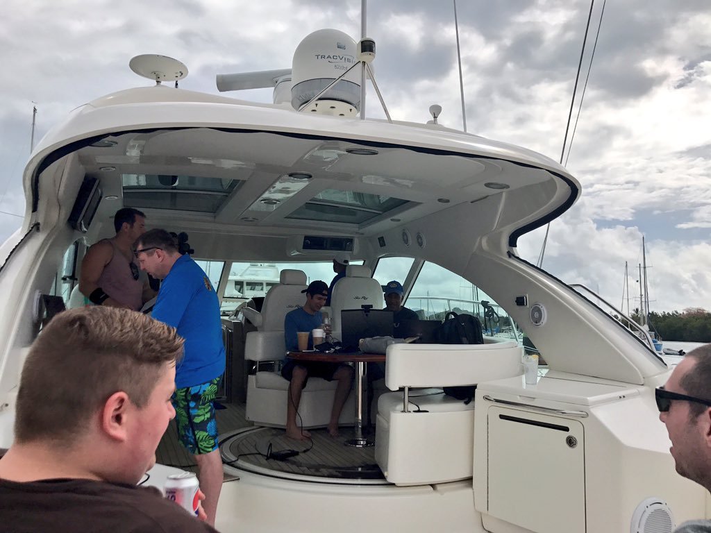 Poker-Yacht von Bill Perkins C7m2dK4VUAA26Mf