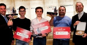 v.l.n.r.: Stefan Gollubits (Casinos Austria Pokermanager), die drei Erstplatzierten des CAPT Main Event (Florian Berndorfer, Raphael Schreiner, Gerald Schneiber), Peter Löb (Casino Linz Pokermanager) v.l.n.r.: Stefan Gollubits (Casinos Austria Pokermanager), die drei Erstplatzierten des CAPT Main Event (Florian Berndorfer, Raphael Schreiner, Gerald Schneiber), Peter Löb (Casino Linz Pokermanager)