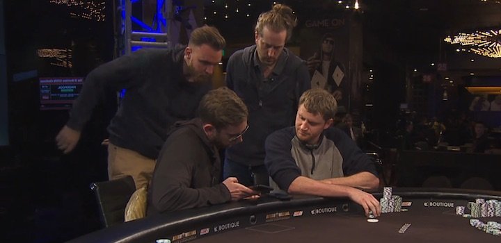 Zu viert wird ein Deal berechnet Zu viert wird ein Deal berechnet