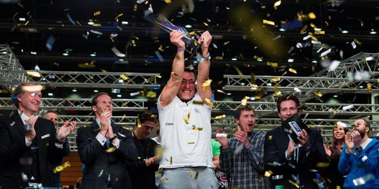 Hossein Ensan samt Pokal und Konfetti-Regen Hossein Ensan samt Pokal und Konfetti-Regen