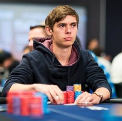 Fedor Holz (dritter von links) tritt an zum Siegerfoto. Mal wieder. Fedor Holz