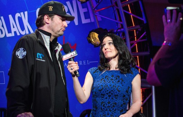 Ein trauriger Phil Hellmuth und eine betroffene Kara Scott Phil Hellmuth und Kara Scott