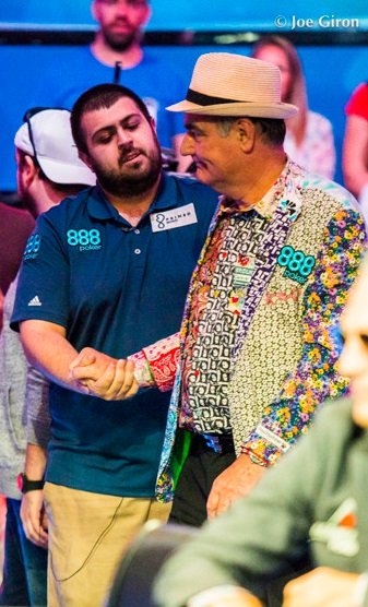 Freundliches Händeschüttelndanach HespundBlumsteinWSOP2017
