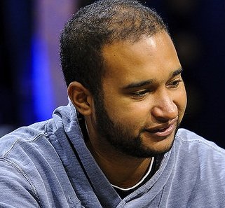 Ismael Bojang führt Ismael Bojang führt