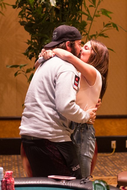 Ein Kuss zum Sieg Jason Mercier and Natasha Barbour Kiss IMG 2472