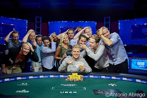 Jen Kyllönen feiert sein Bracelet Kylloenen Siegerfoto