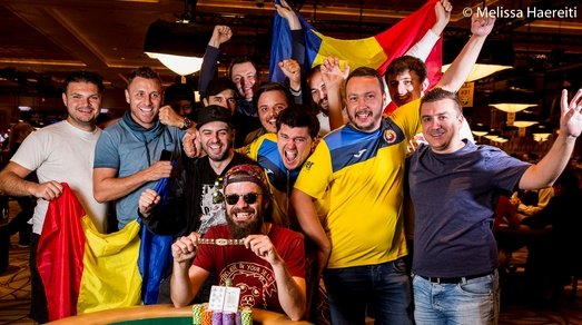 Papazian feiert sein Armband Papazianfeiert