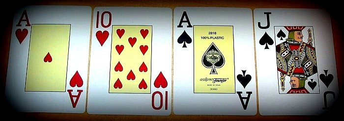 Eine sehr gute Starthand beim PLO, die beste ist übrigens AAKK double-suited Eine sehr gute Starthand beim PLO, die beste ist übrigens AAKK double-suited