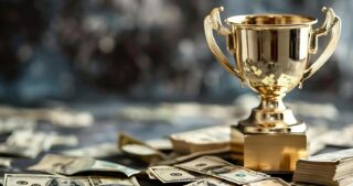 Bounty beim Poker: Ein goldener Pokal steht auf einem Tisch voller Geldscheine und Geldbündel und symbolisiert die zusätzliche Belohnung für das Ausschalten eines Gegners.