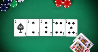 Wheel Draw beim Poker: Auf einem grünen Pokertisch liegen Ass, 2, 3, 4 und 5 in Pik in einer Reihe, unten rechts sind König und König als Starthand zu sehen, oben liegen Pokerchips.