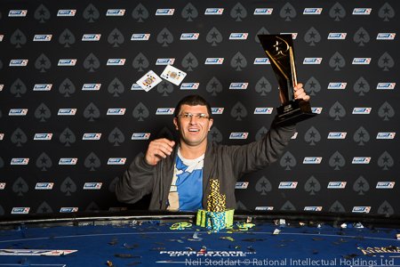Leon Tsoukernik nach seinem Sieg in Prag leon tsoukernik ept13 prague shr champ